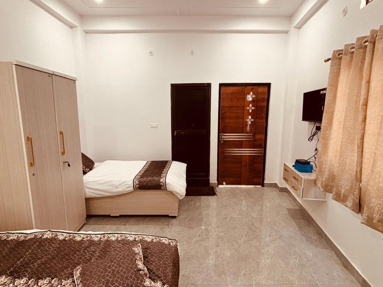 Shri Ram Darbar Hotel Ayodhya Bagian luar foto